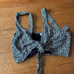 Abercrombie & Fitch Black and White Sleeveless Tie Front Tank Top